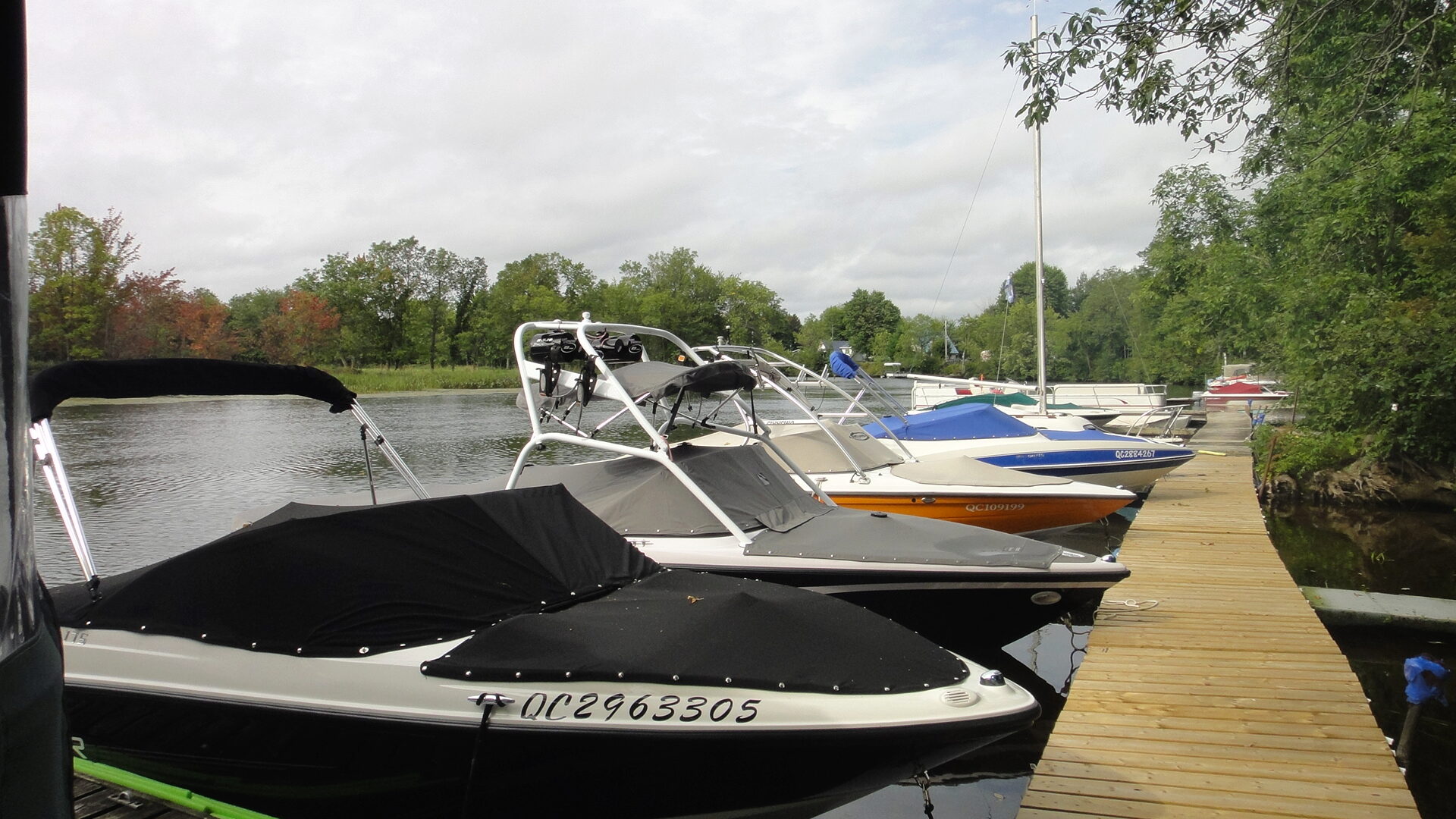 Situ&eacute; sur la rivi&egrave;re Maskinong&eacute;, &eacute;missaire du lac Maskinong&eacute;, la Marina Mandeville offre un service de qualit&eacute; &agrave; ses plaisanciers. Venez profitez d'une journ&eacute;e ensoleill&eacute; &agrave; bord de l'une de nos embarcations.